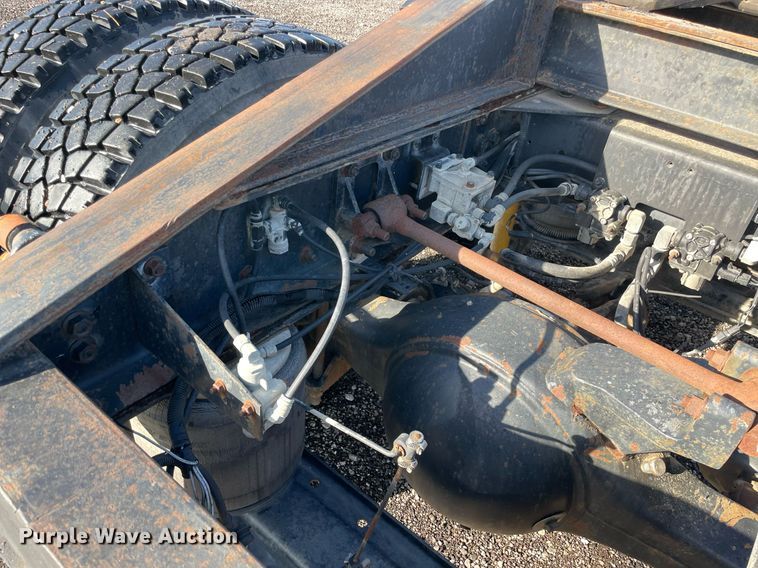 image for item LV9100 1999 International 9400  semi truck