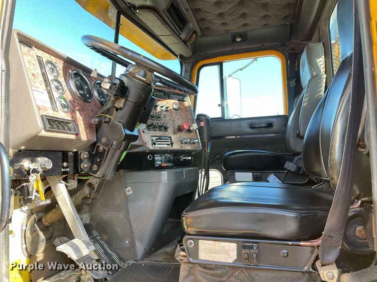 image for item LV9100 1999 International 9400  semi truck