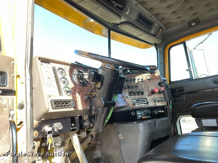 image for item LV9100 1999 International 9400  semi truck