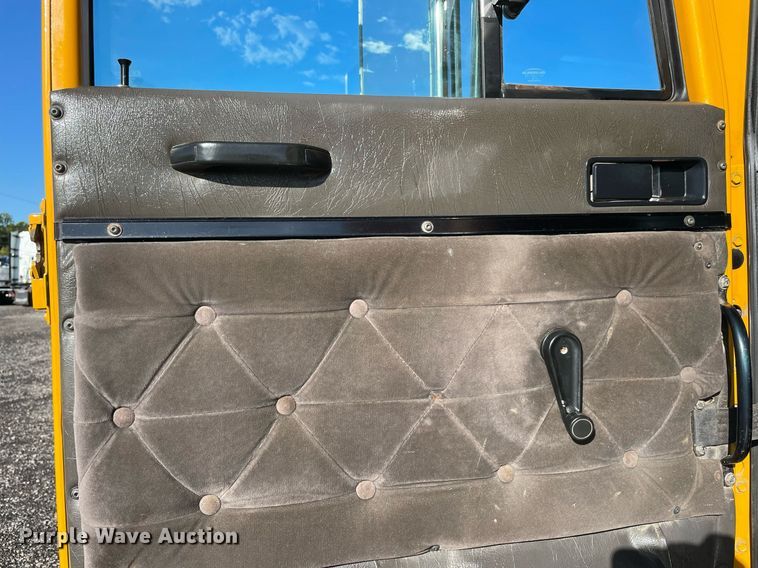 image for item LV9100 1999 International 9400  semi truck