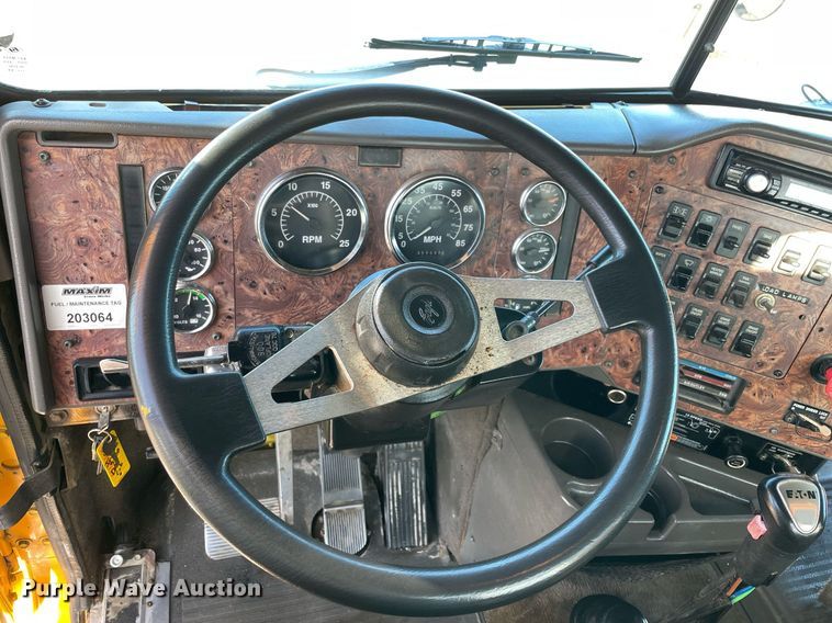 image for item LV9100 1999 International 9400  semi truck