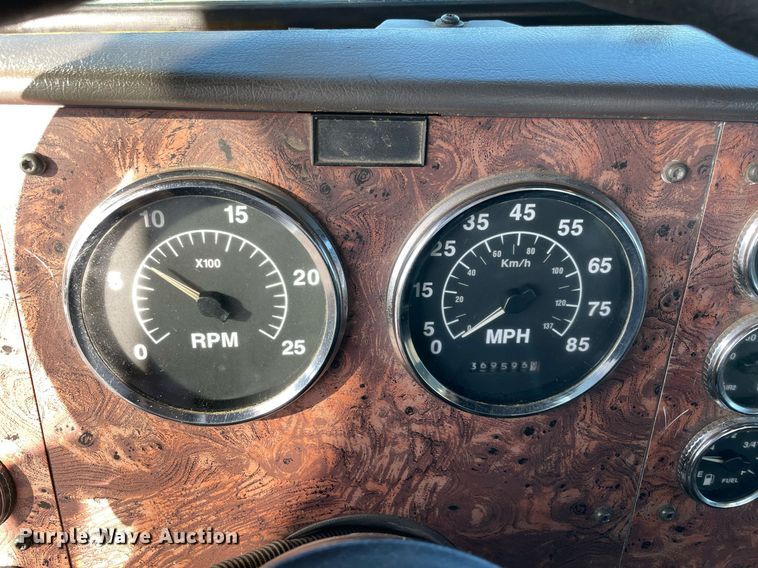 image for item LV9100 1999 International 9400  semi truck