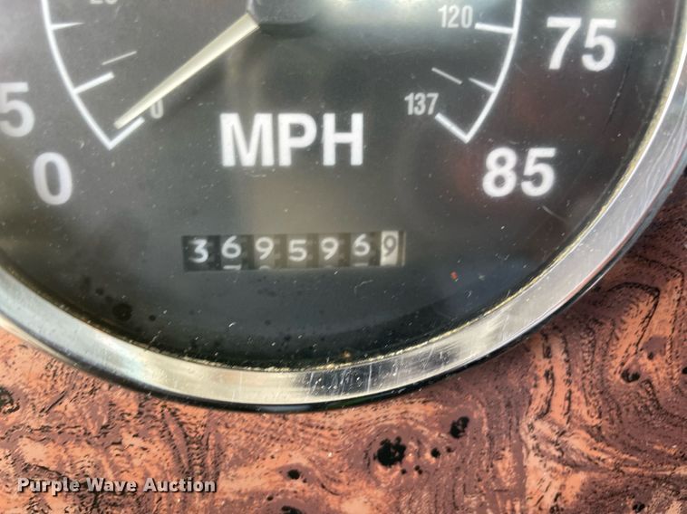 image for item LV9100 1999 International 9400  semi truck