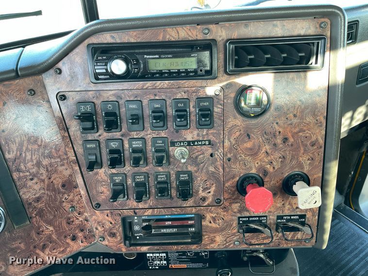 image for item LV9100 1999 International 9400  semi truck