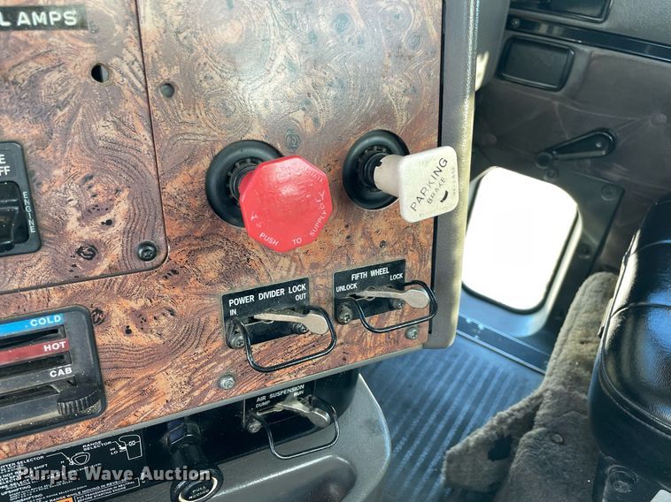 image for item LV9100 1999 International 9400  semi truck