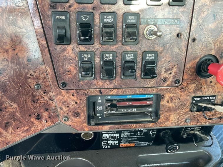 image for item LV9100 1999 International 9400  semi truck