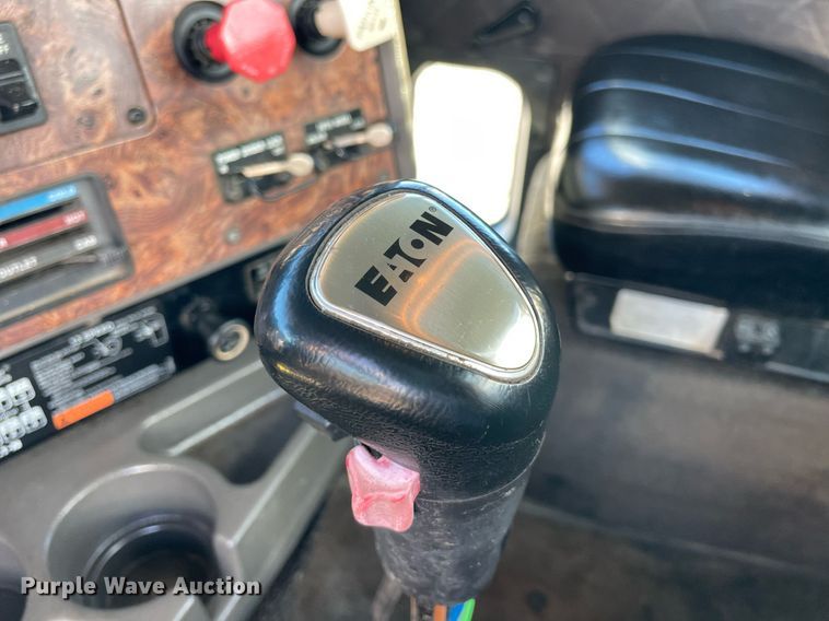 image for item LV9100 1999 International 9400  semi truck