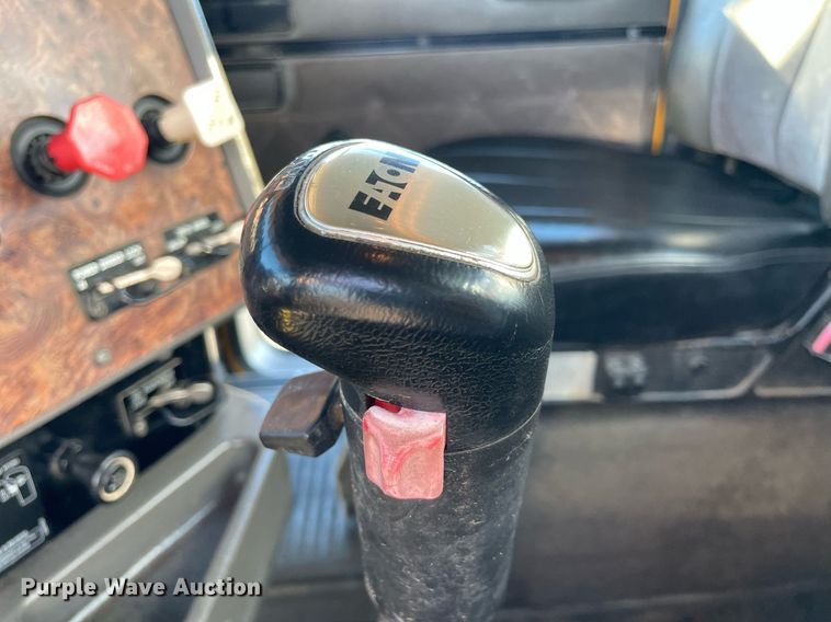 image for item LV9100 1999 International 9400  semi truck