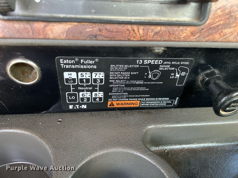 image for item LV9100 1999 International 9400  semi truck