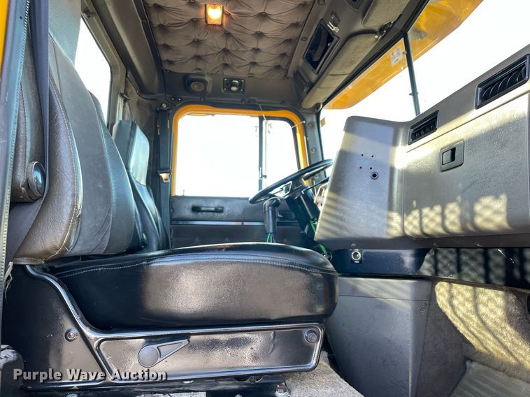 image for item LV9100 1999 International 9400  semi truck