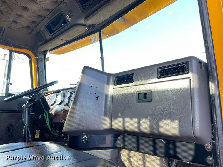 image for item LV9100 1999 International 9400  semi truck