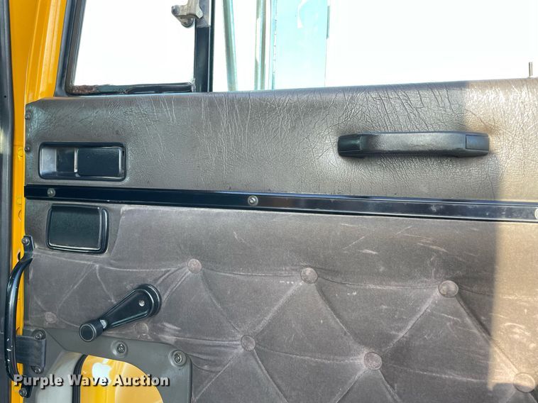 image for item LV9100 1999 International 9400  semi truck