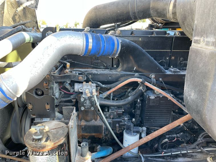 image for item LV9100 1999 International 9400  semi truck