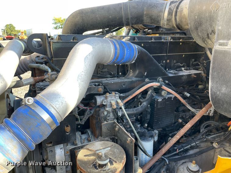 image for item LV9100 1999 International 9400  semi truck