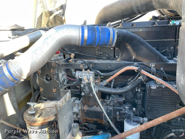 image for item LV9100 1999 International 9400  semi truck