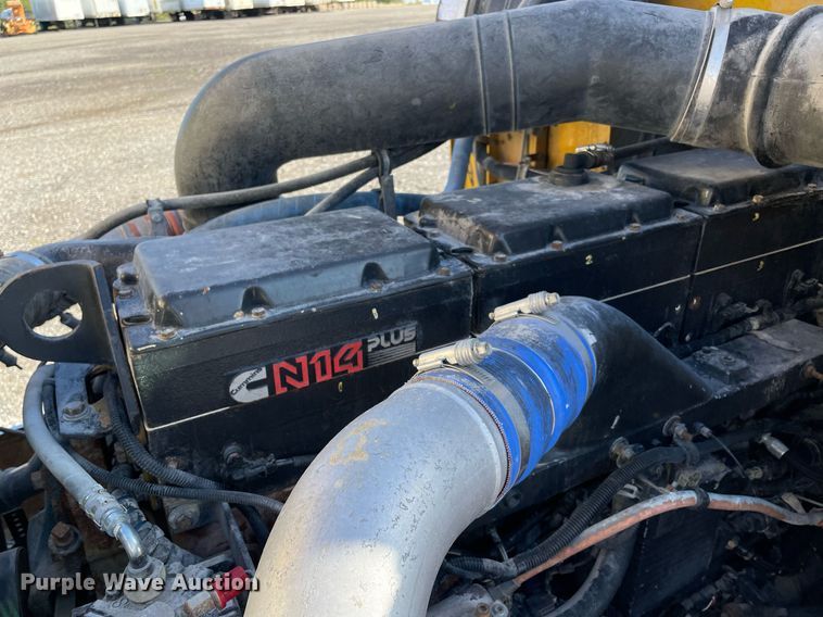 image for item LV9100 1999 International 9400  semi truck