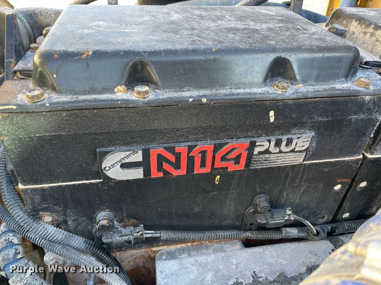 image for item LV9100 1999 International 9400  semi truck