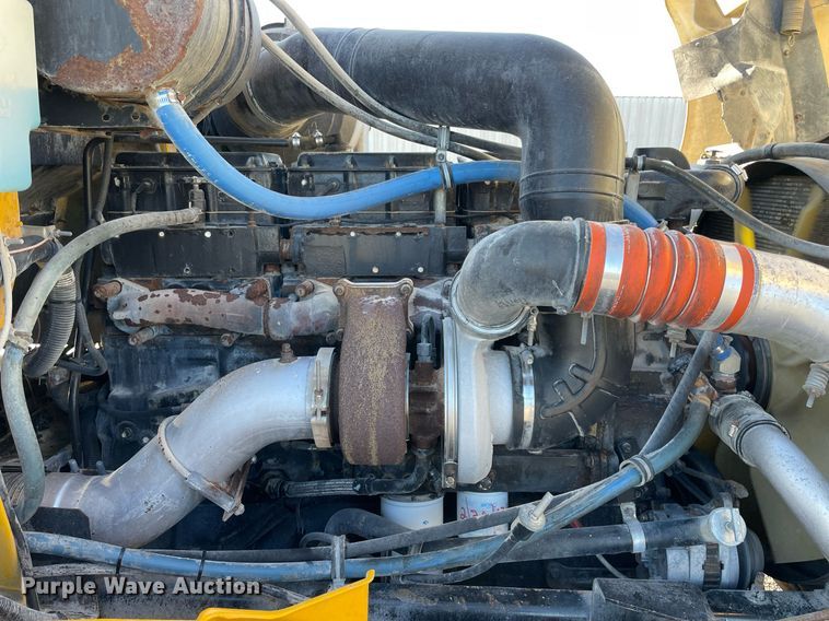 image for item LV9100 1999 International 9400  semi truck