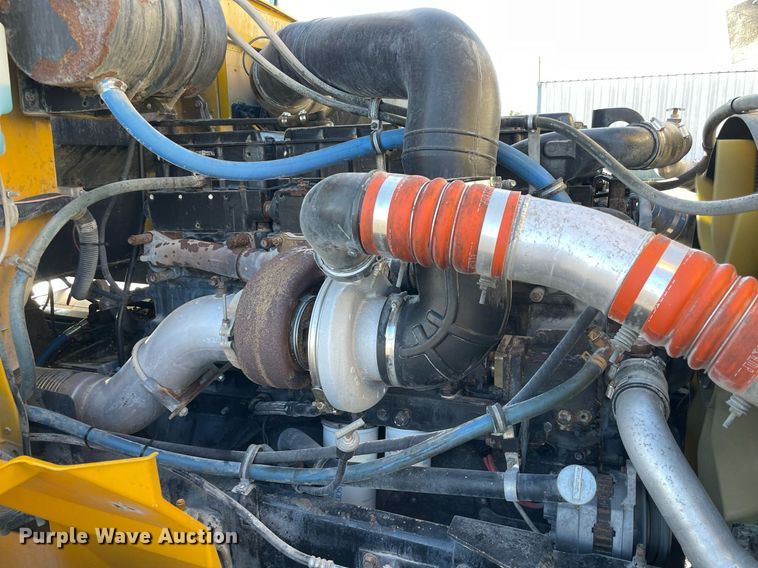 image for item LV9100 1999 International 9400  semi truck