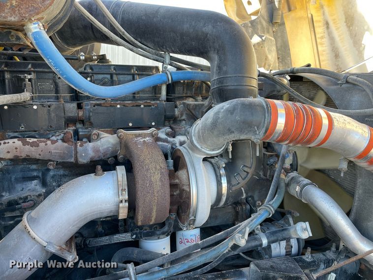 image for item LV9100 1999 International 9400  semi truck