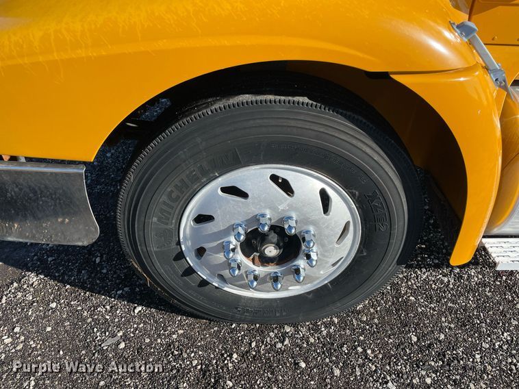 image for item LV9100 1999 International 9400  semi truck