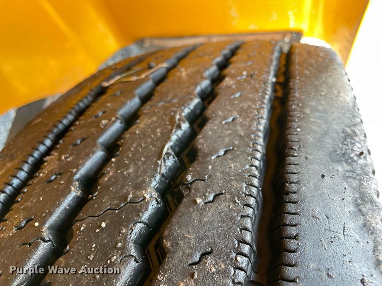 image for item LV9100 1999 International 9400  semi truck