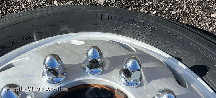 image for item LV9100 1999 International 9400  semi truck