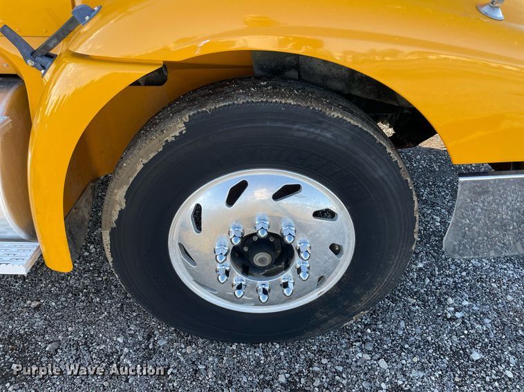 image for item LV9100 1999 International 9400  semi truck