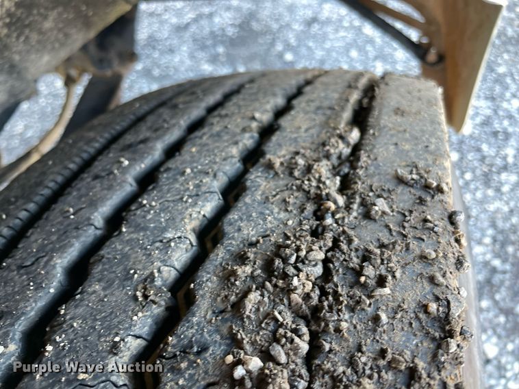 image for item LV9100 1999 International 9400  semi truck