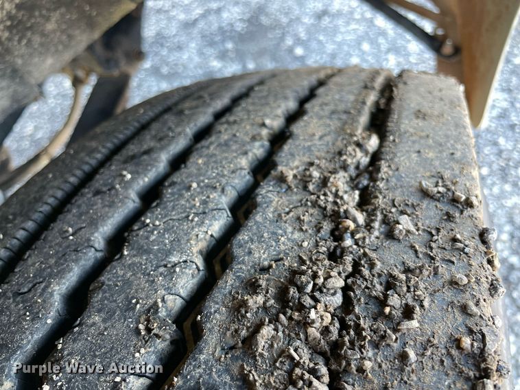 image for item LV9100 1999 International 9400  semi truck