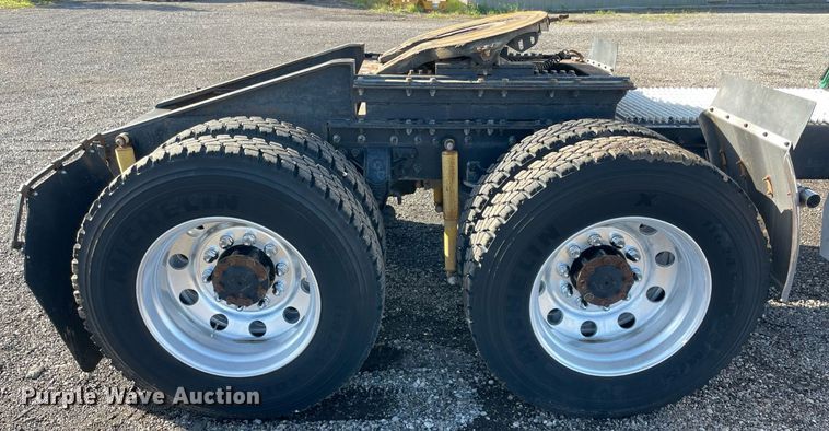 image for item LV9100 1999 International 9400  semi truck