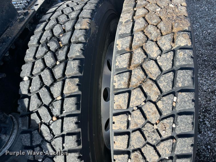 image for item LV9100 1999 International 9400  semi truck