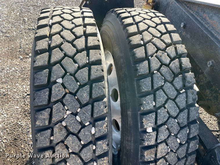 image for item LV9100 1999 International 9400  semi truck