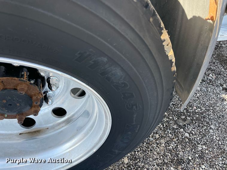 image for item LV9100 1999 International 9400  semi truck