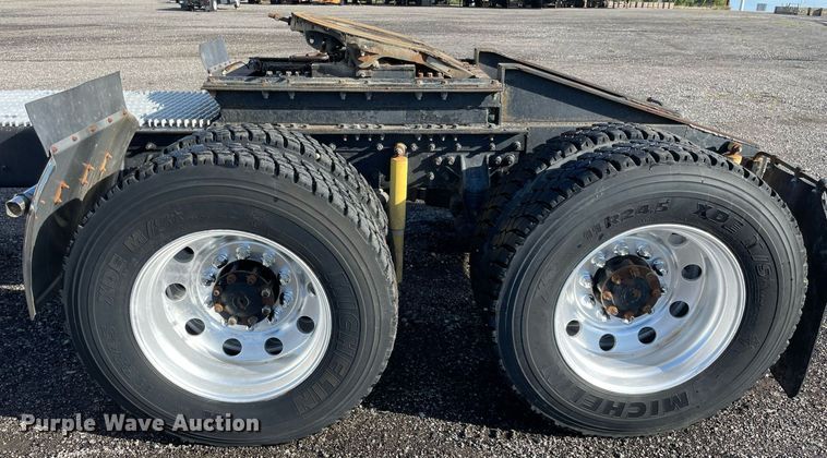 image for item LV9100 1999 International 9400  semi truck