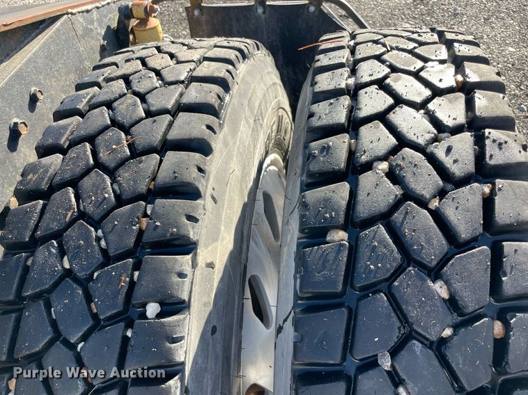 image for item LV9100 1999 International 9400  semi truck