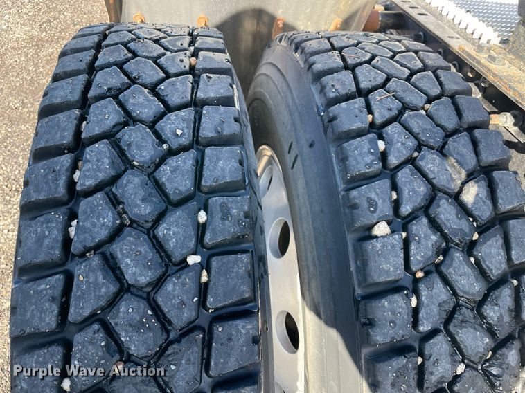 image for item LV9100 1999 International 9400  semi truck