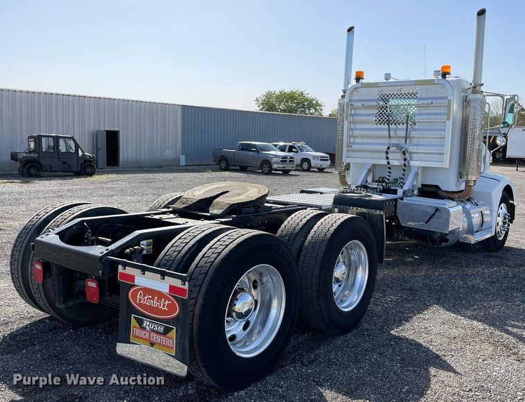 image for item LV9119 2007 Peterbilt 385  semi truck