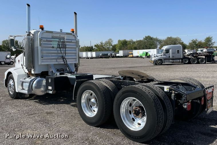 image for item LV9119 2007 Peterbilt 385  semi truck