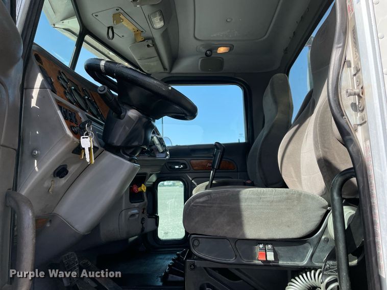 image for item LV9119 2007 Peterbilt 385  semi truck