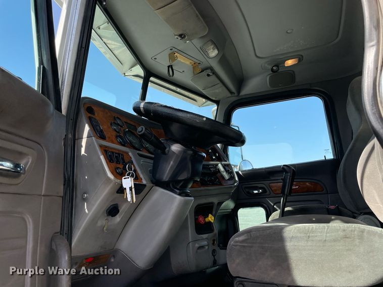 image for item LV9119 2007 Peterbilt 385  semi truck