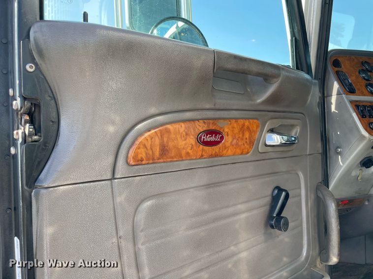 image for item LV9119 2007 Peterbilt 385  semi truck