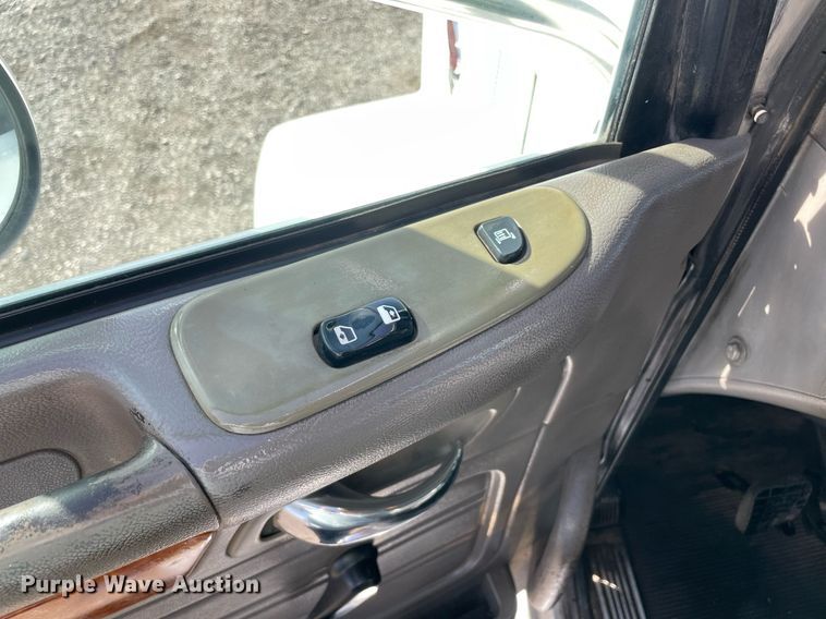 image for item LV9119 2007 Peterbilt 385  semi truck