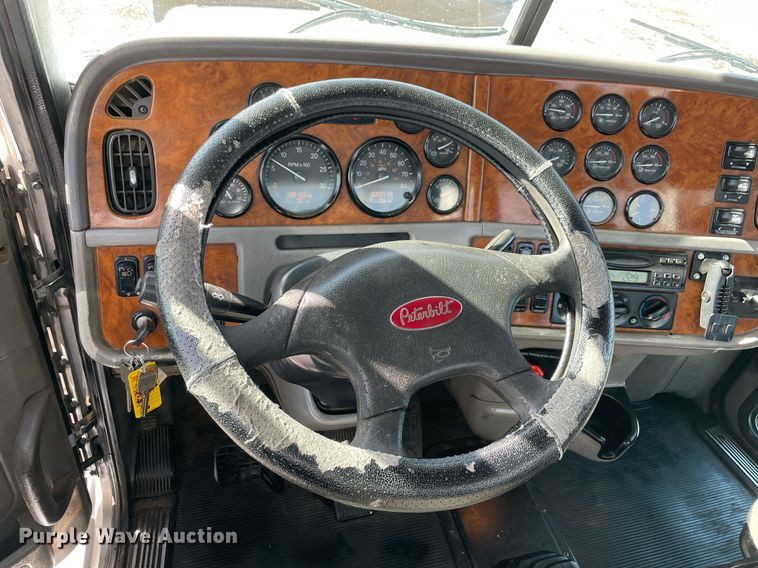 image for item LV9119 2007 Peterbilt 385  semi truck