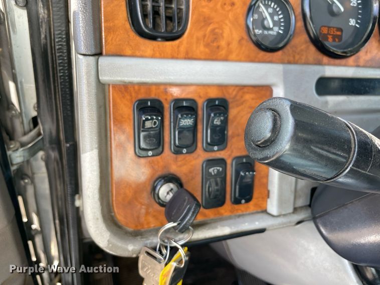 image for item LV9119 2007 Peterbilt 385  semi truck