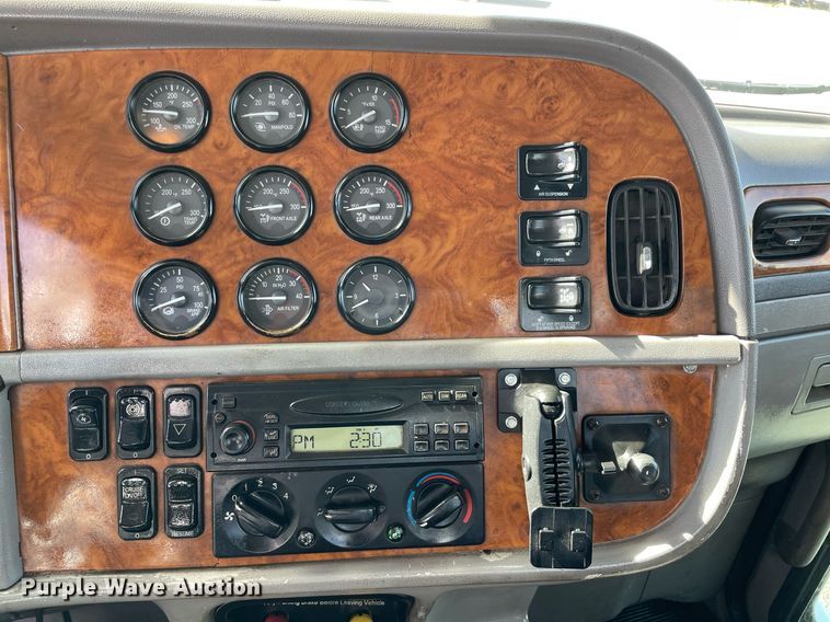 image for item LV9119 2007 Peterbilt 385  semi truck