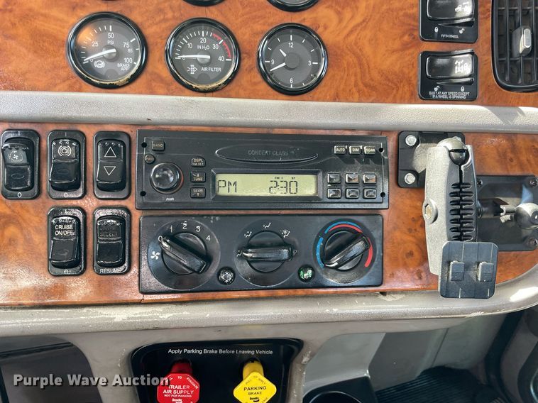 image for item LV9119 2007 Peterbilt 385  semi truck