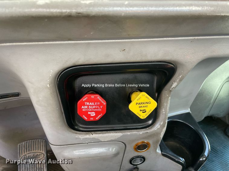 image for item LV9119 2007 Peterbilt 385  semi truck