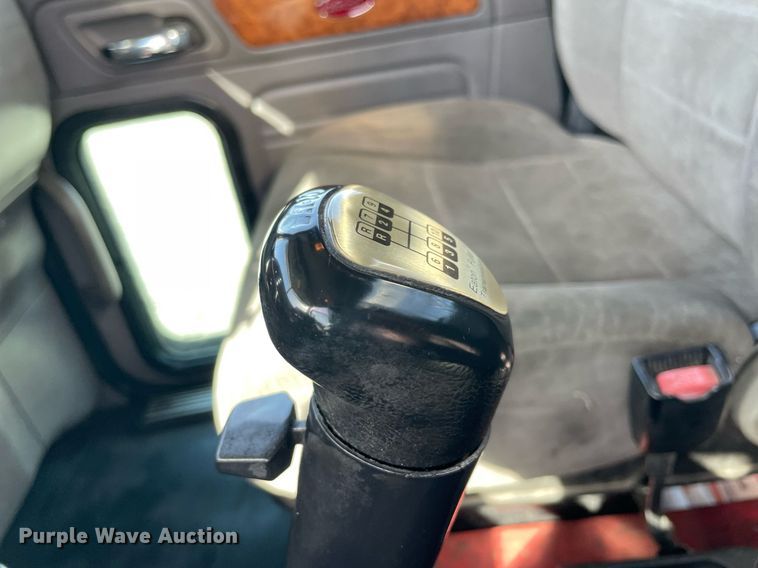 image for item LV9119 2007 Peterbilt 385  semi truck