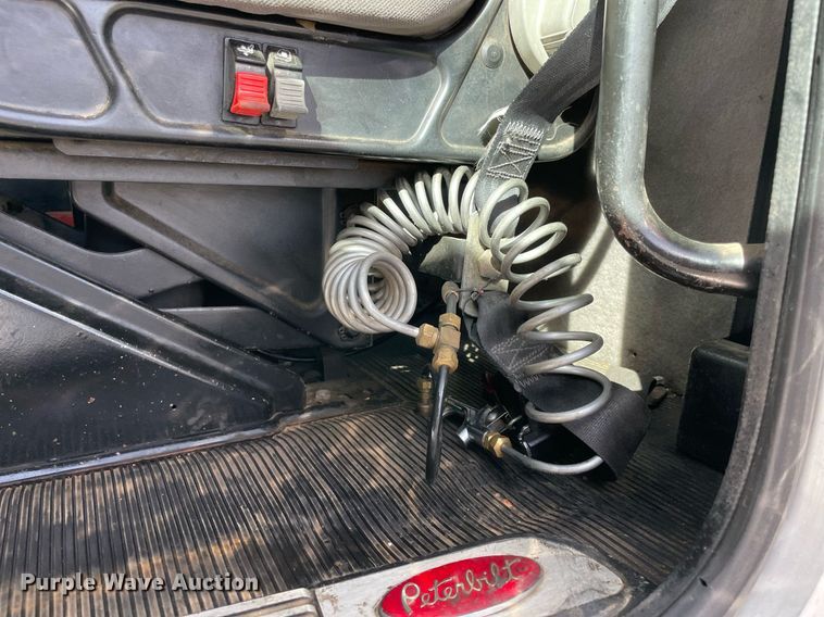 image for item LV9119 2007 Peterbilt 385  semi truck